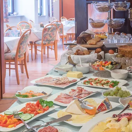 Ξενοδοχείο Hotel-barbarossa-garni Bei Hanau 3*